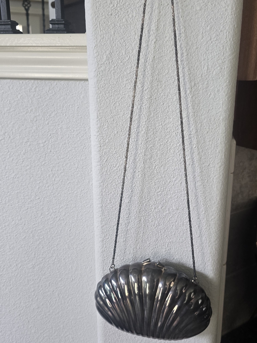 Shell-Shaped Silver Metallic Clutch with Chain Strap
